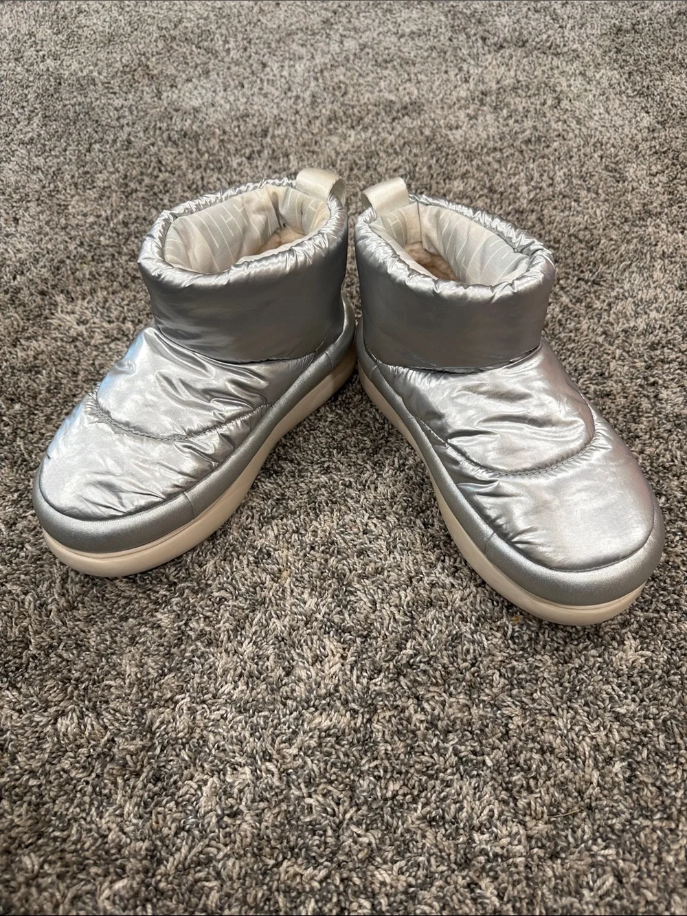UGG Kids Silver Puffer Booties Size 5 S/N 1135151